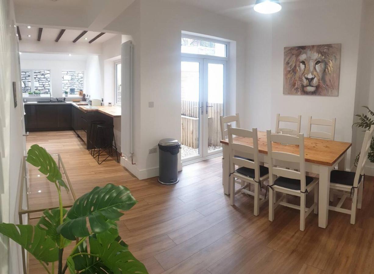 Modern 4-Bedroom Townhouse With Private Garden Abertillery Exterior foto