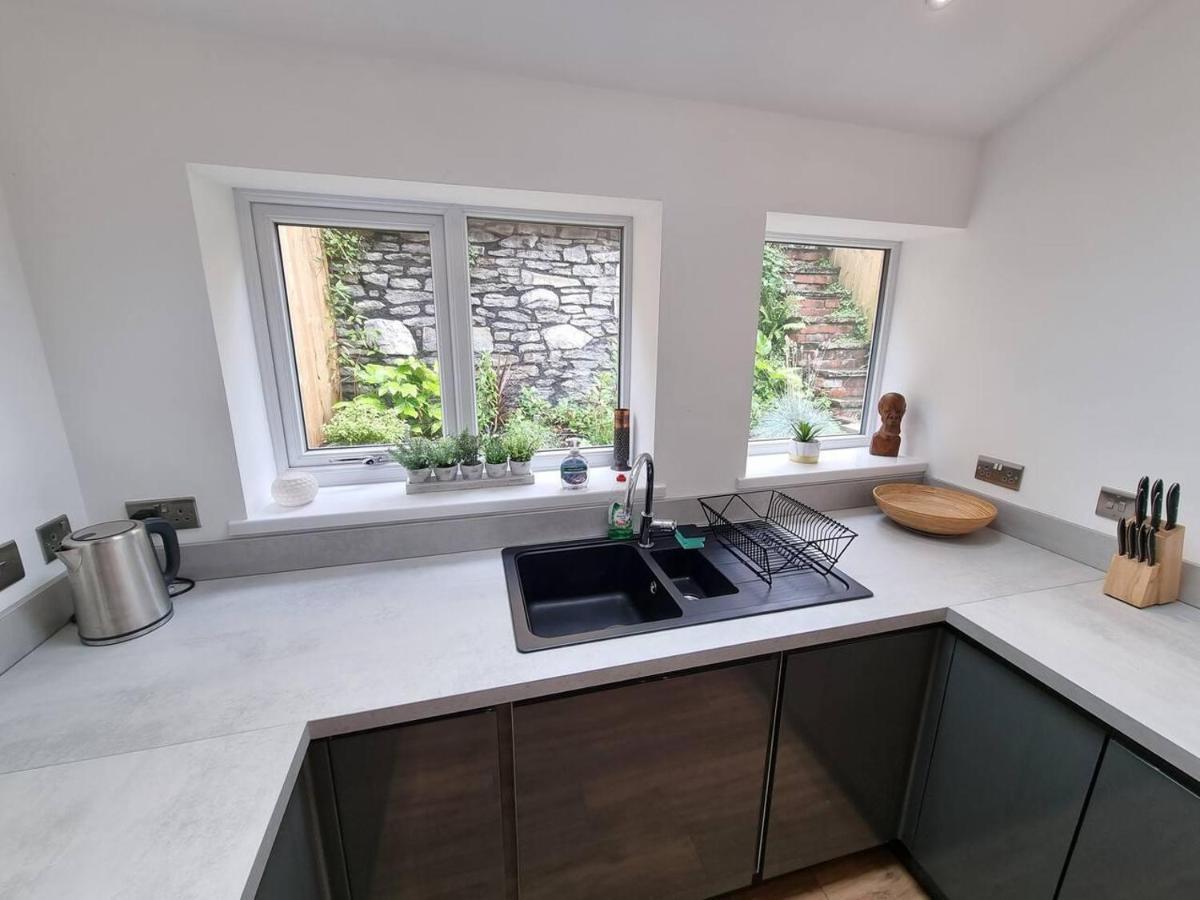 Modern 4-Bedroom Townhouse With Private Garden Abertillery Exterior foto