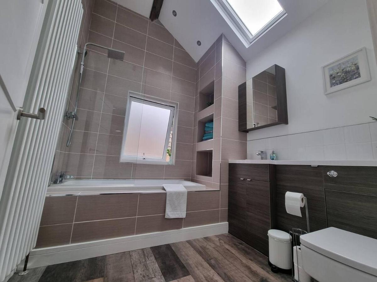Modern 4-Bedroom Townhouse With Private Garden Abertillery Exterior foto