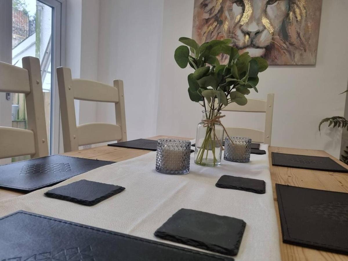 Modern 4-Bedroom Townhouse With Private Garden Abertillery Exterior foto
