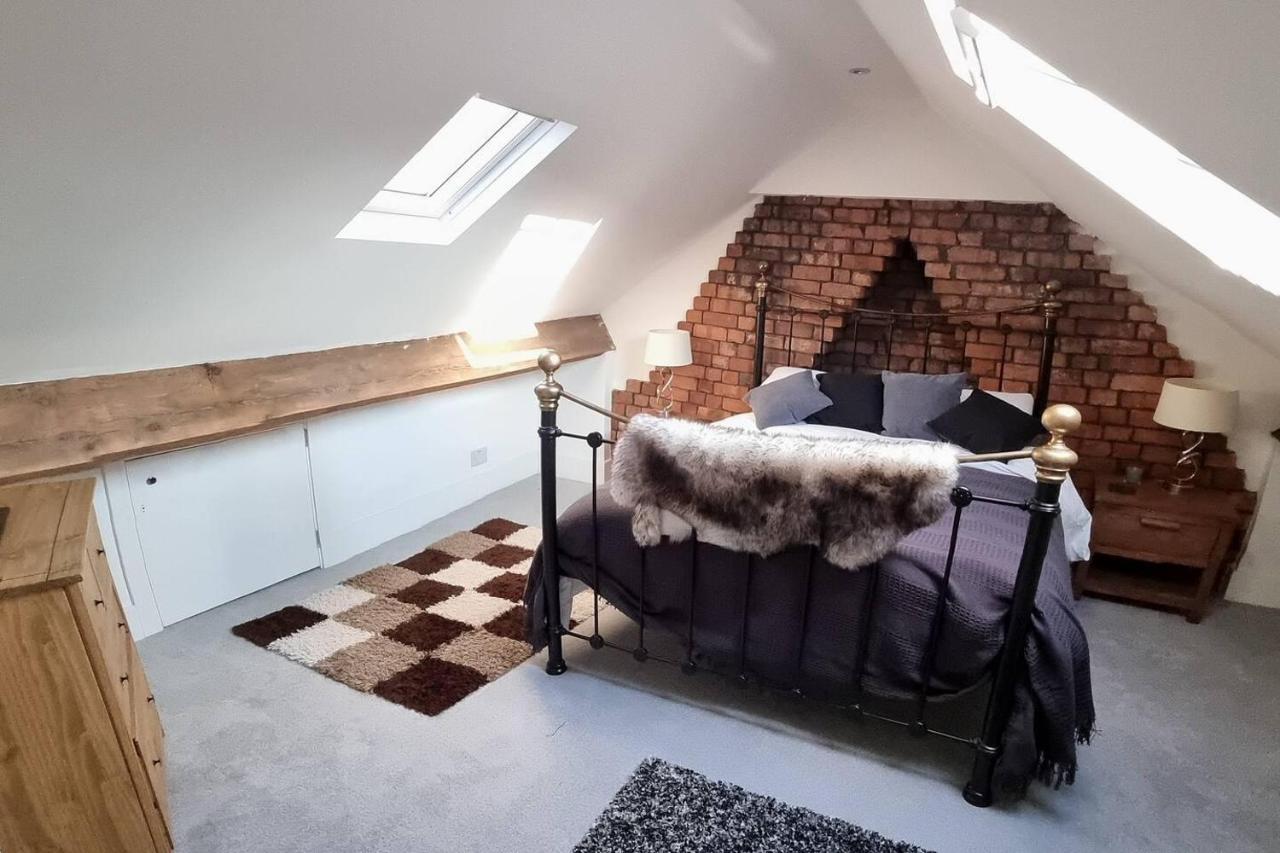 Modern 4-Bedroom Townhouse With Private Garden Abertillery Exterior foto