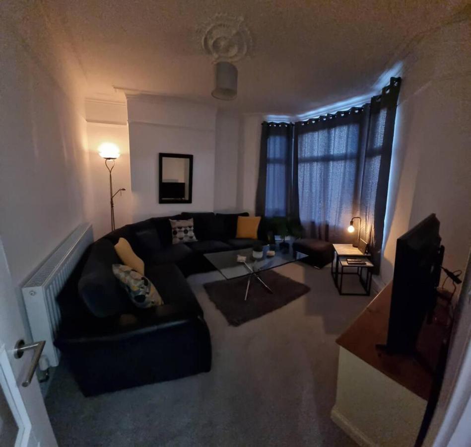 Modern 4-Bedroom Townhouse With Private Garden Abertillery Exterior foto